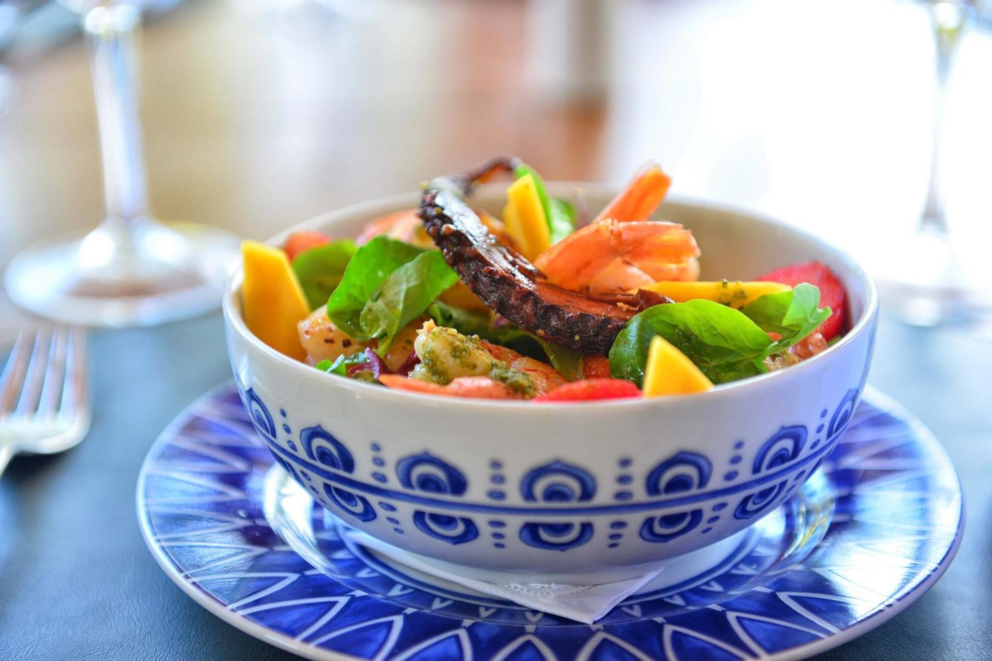 ホテル デヴィレ プライム サルバドール エクステリア 写真 A salad with mango