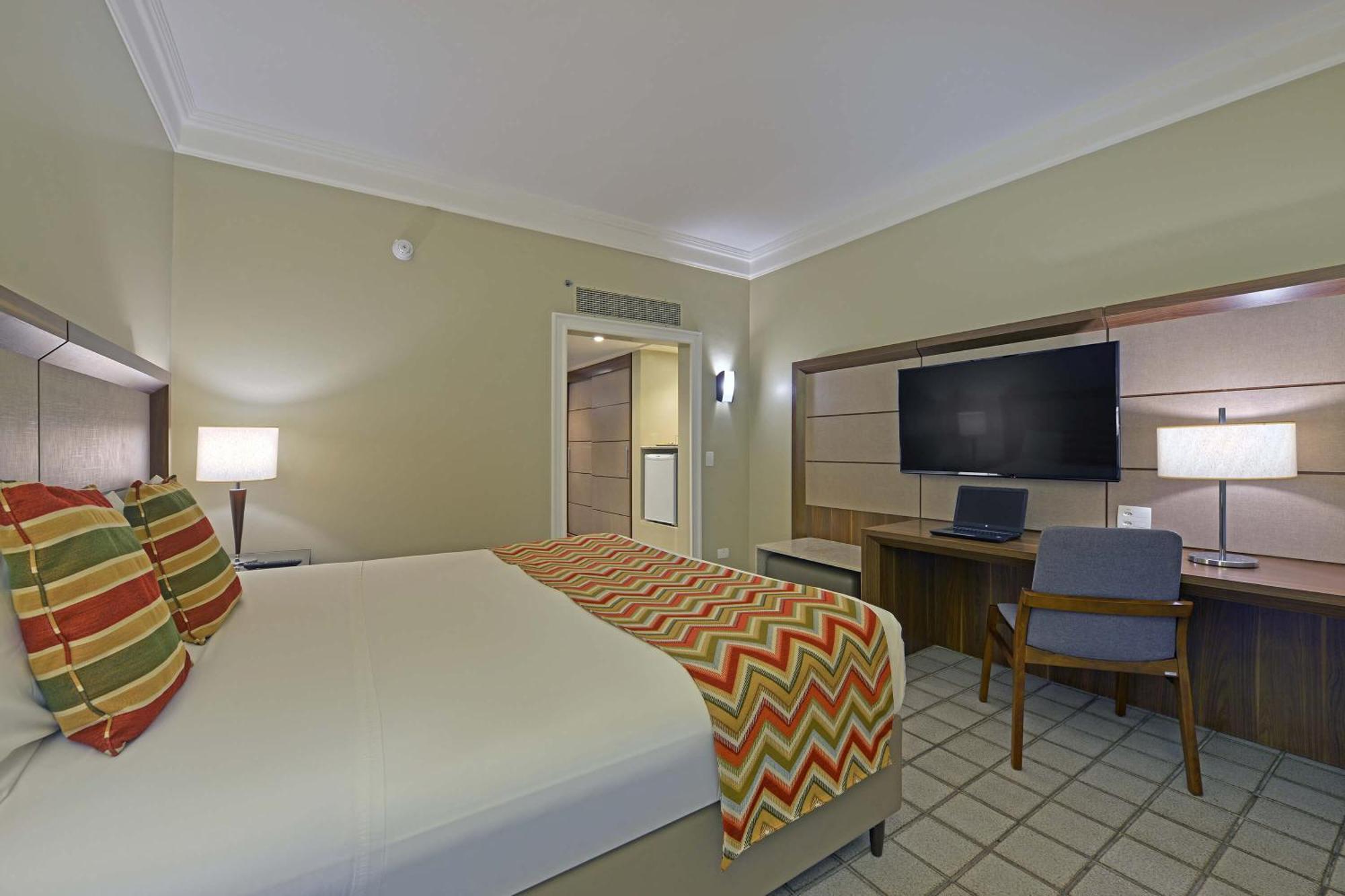 ホテル デヴィレ プライム サルバドール エクステリア 写真 A typical room at the Hilton San Francisco