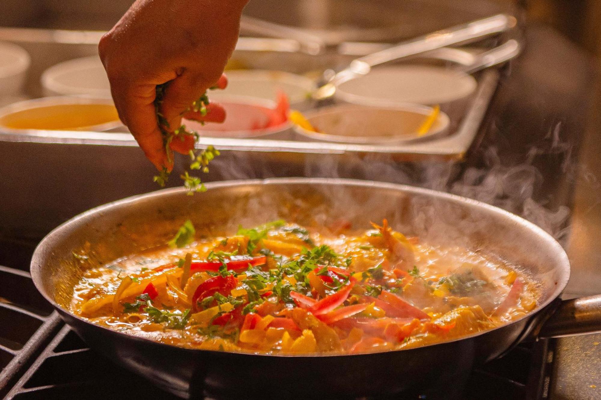 ホテル デヴィレ プライム サルバドール エクステリア 写真 A chef seasoning a dish