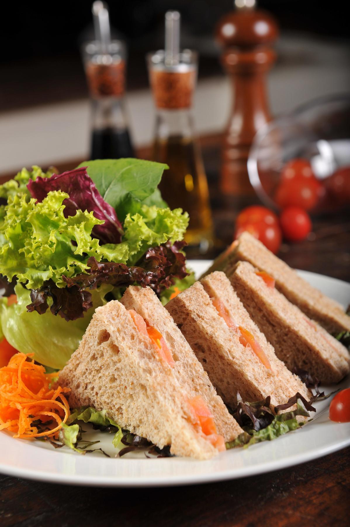 ホテル デヴィレ プライム サルバドール エクステリア 写真 A salad and a sandwich