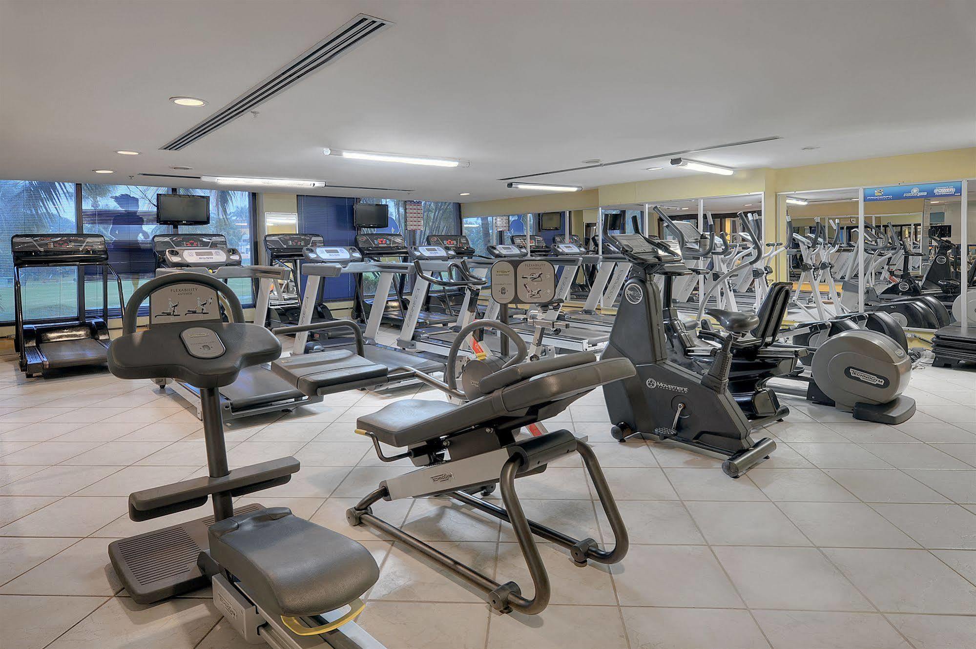 ホテル デヴィレ プライム サルバドール エクステリア 写真 A gym at the hotel
